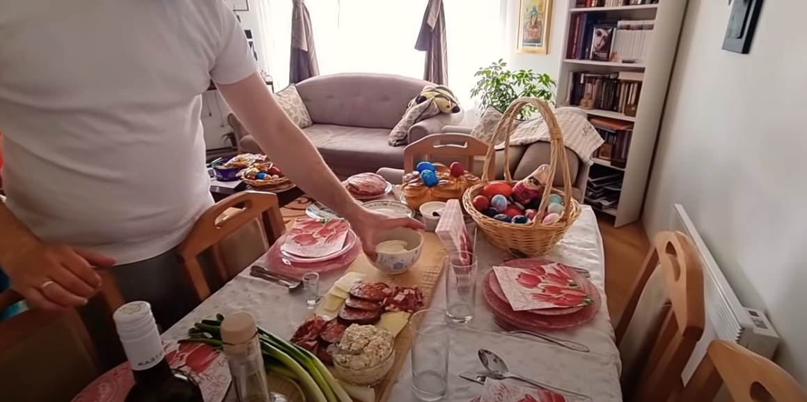 Sveštenik iz Velike Plane pokazao svoj set noževa na Uskrs