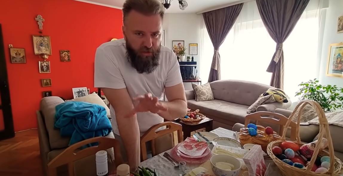 Sveštenik iz Velike Plane pokazao svoj set noževa na Uskrs