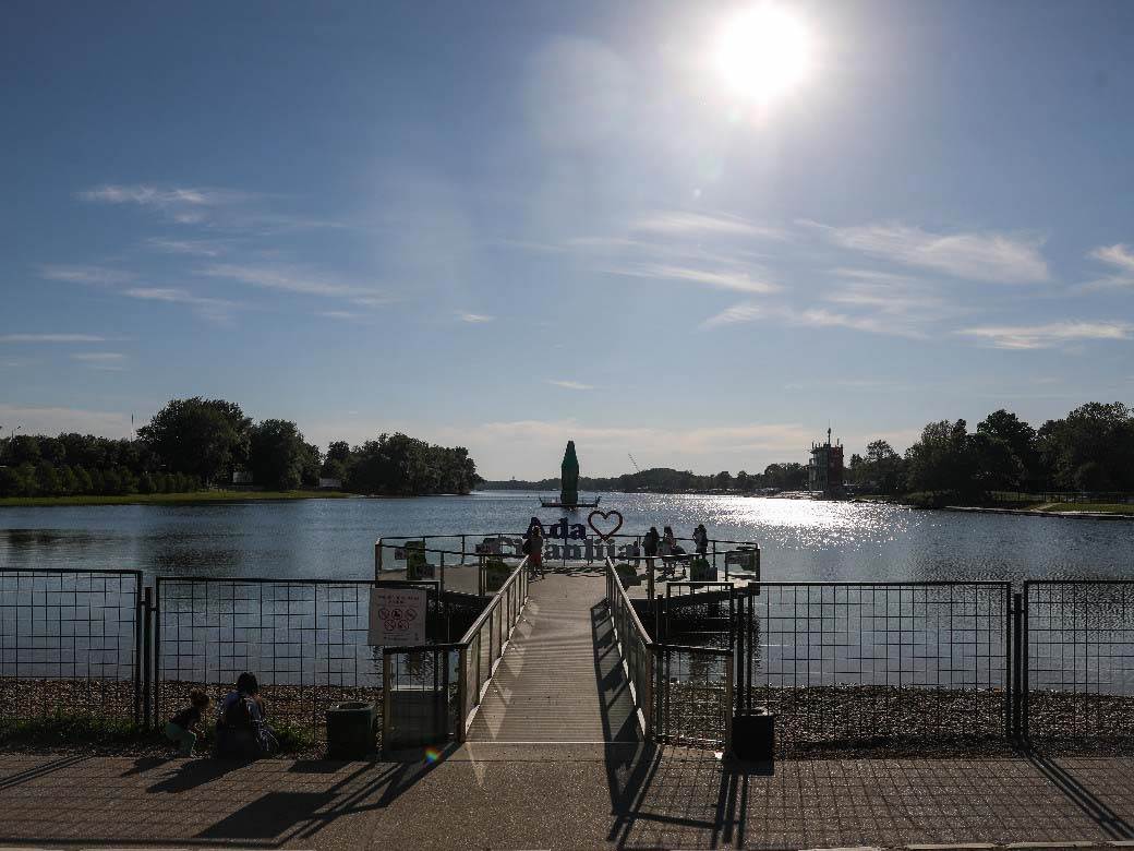 beograd ada ciganlija prvi kupaci lepo vreme fotografija