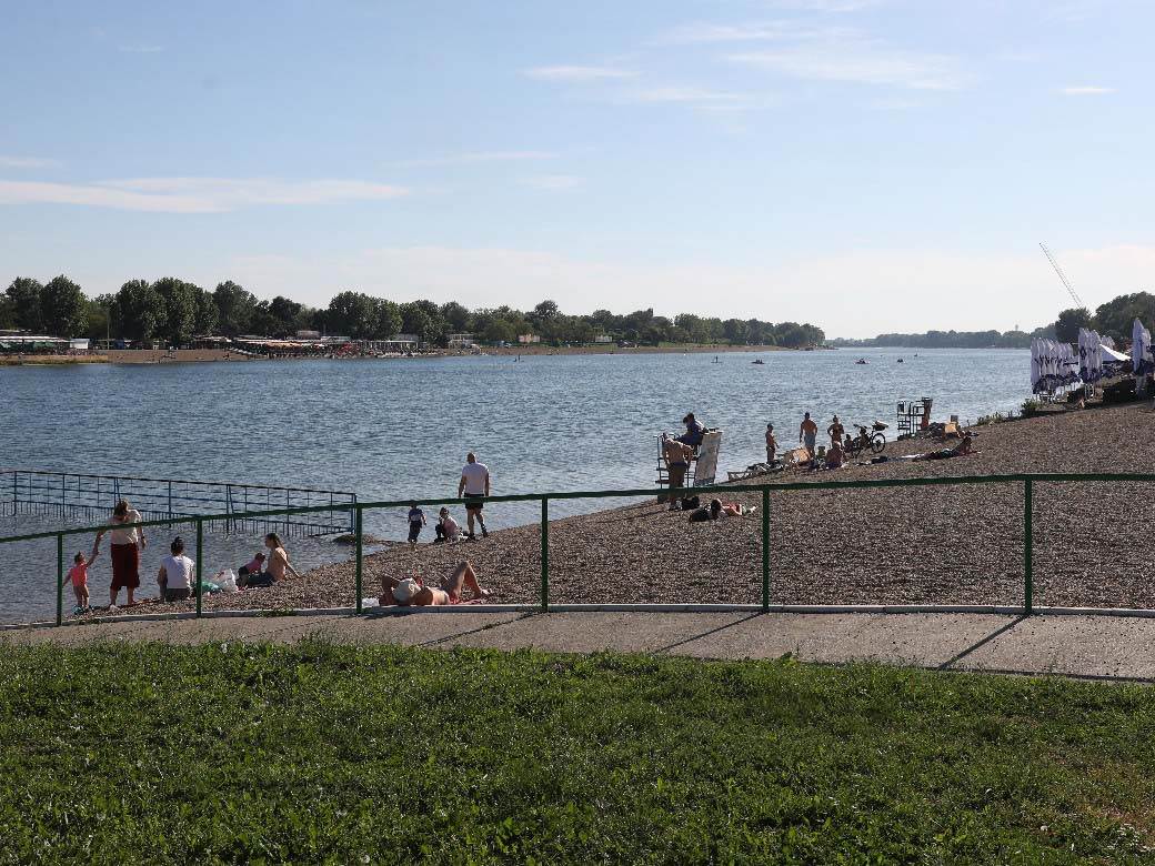 beograd ada ciganlija prvi kupaci lepo vreme fotografija