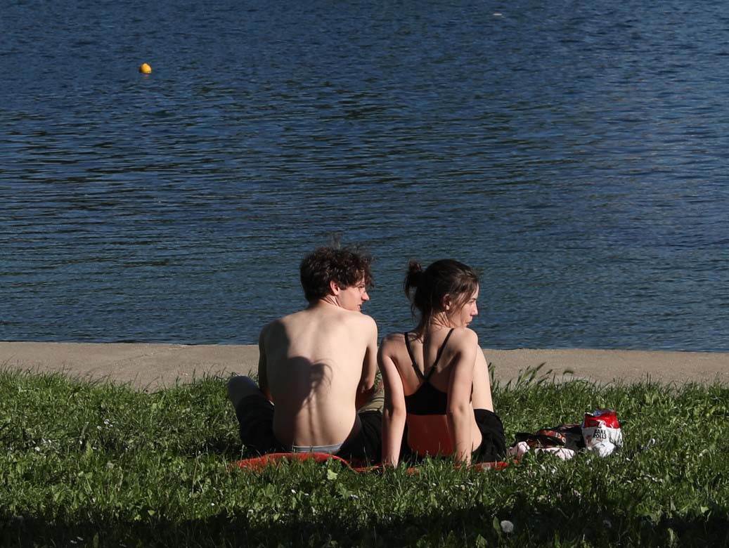 beograd ada ciganlija prvi kupaci lepo vreme fotografija