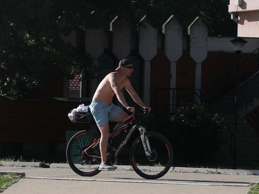 beograd ada ciganlija prvi kupaci lepo vreme fotografija