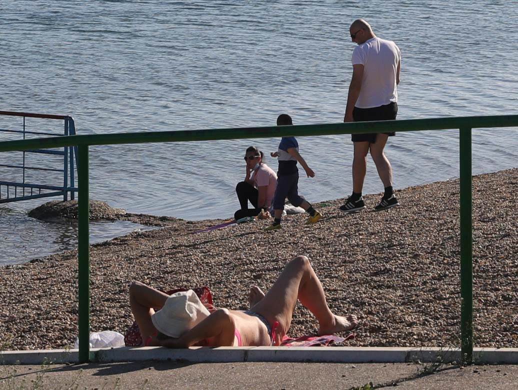 beograd ada ciganlija prvi kupaci lepo vreme fotografija