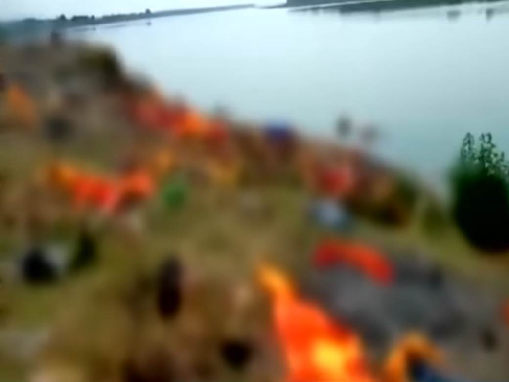 indija korona virus lesevi plutaju rekom video snimak