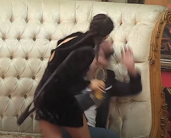 ŠAMARALA GA I UMALO MU ODGRIZLA NOS! Ivana Marinkovića devojka javno TUKLA - "Nju to loži" 