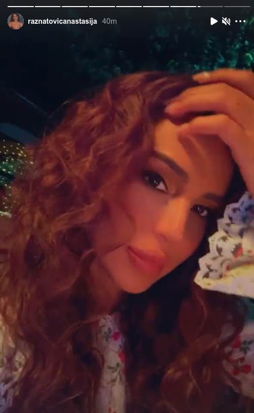 anastasija raznatovic noge frizura 