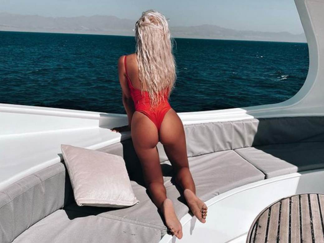 andrea bulgaria pevacica seksi slike u kupacem 