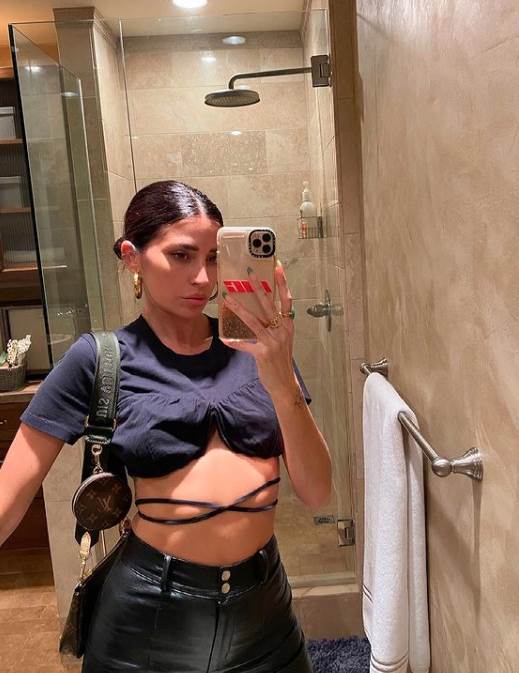 nikol inglis pozira ispod tusa instagram foto