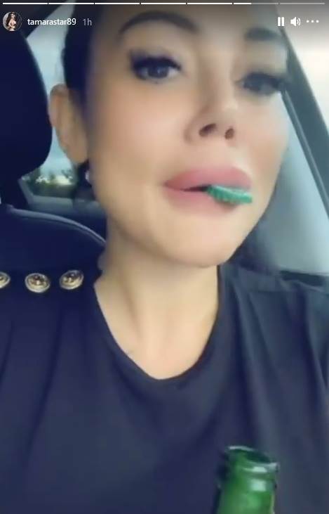 tamara djuric otvara flasu piva zubima foto