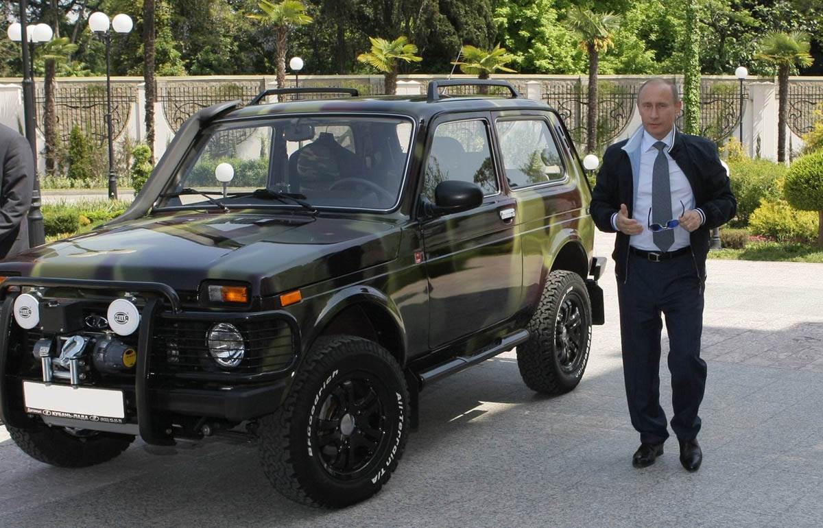 lada niva automobil terenac 45 rodjendan fotografije