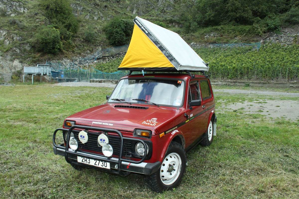 lada niva automobil terenac 45 rodjendan fotografije