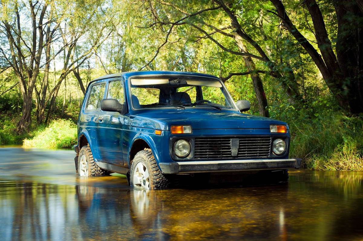 lada niva automobil terenac 45 rodjendan fotografije