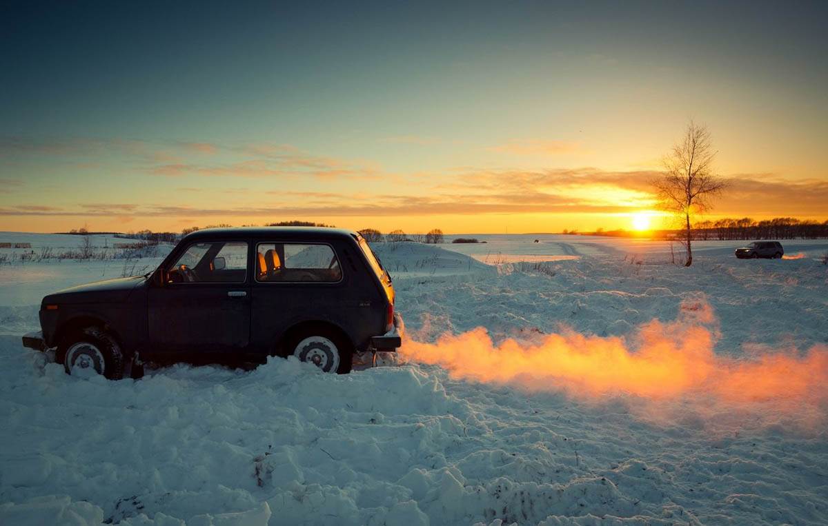 lada niva automobil terenac 45 rodjendan fotografije