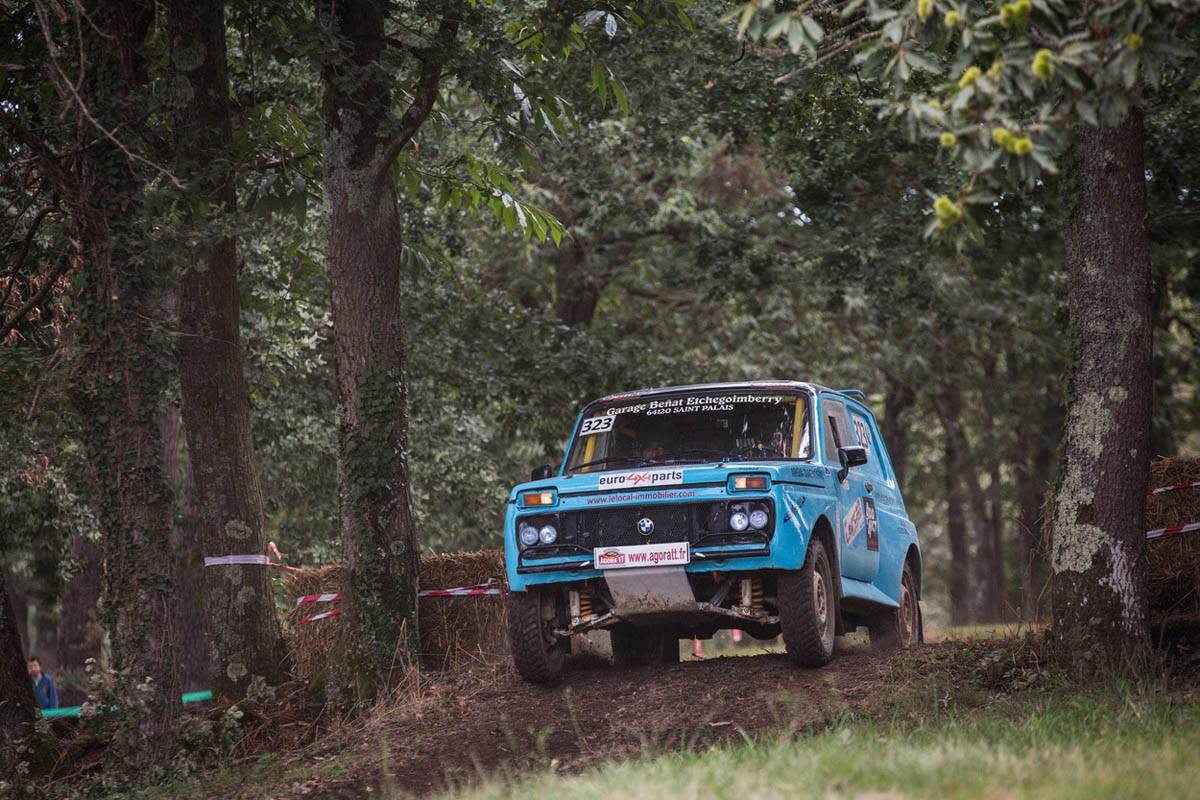 lada niva automobil terenac 45 rodjendan fotografije