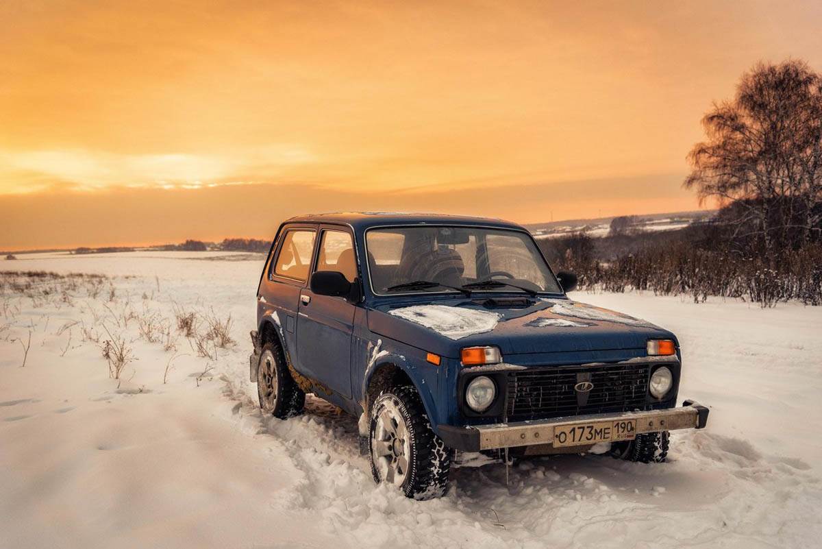 lada niva automobil terenac 45 rodjendan fotografije
