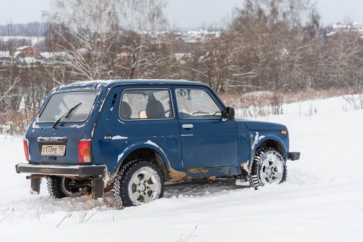 lada niva automobil terenac 45 rodjendan fotografije