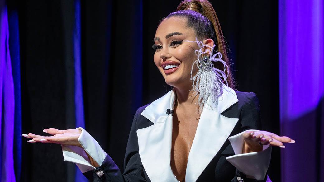 Ana Korać oblači kuče 