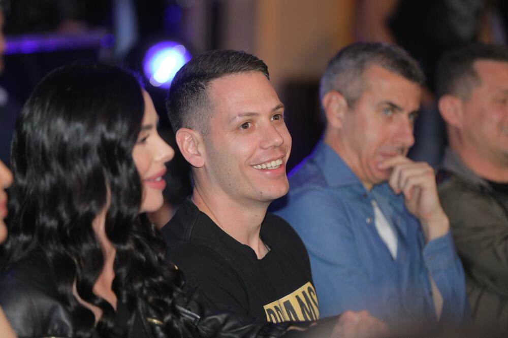 bogdan podelio cecinu sliku sa koncerta