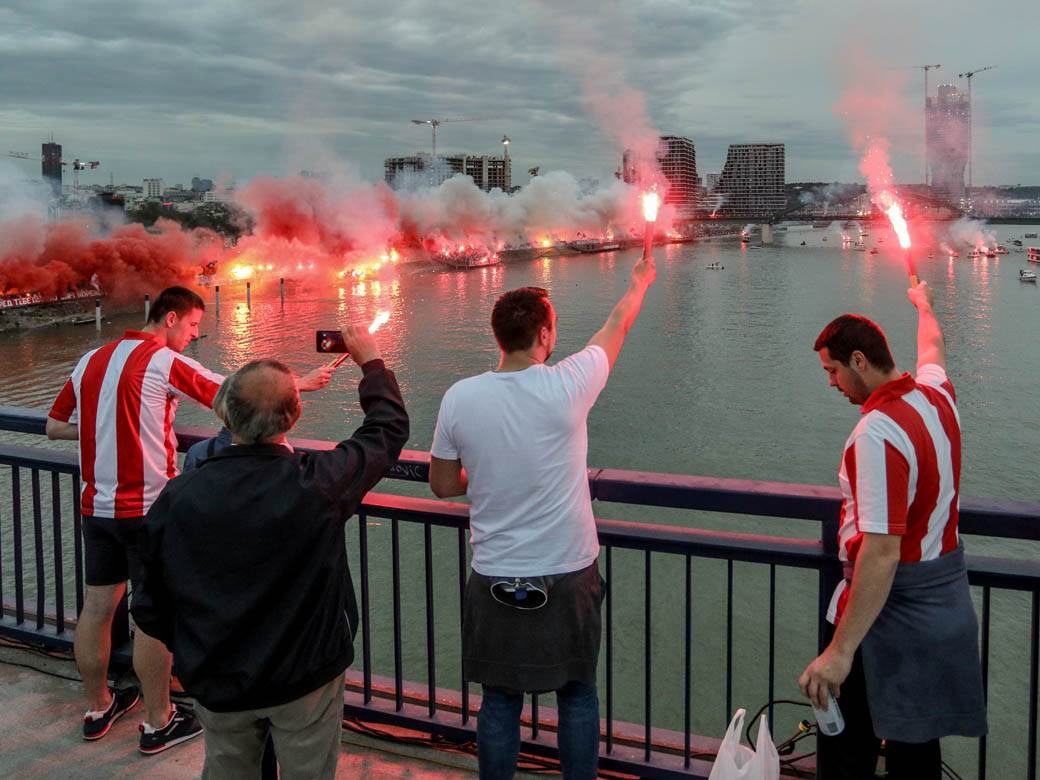 crvena zvezda navijači proslava titule bakljada vatromet reka kalemegdan
