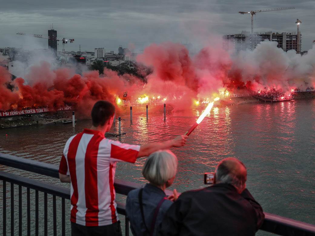 crvena zvezda navijači proslava titule bakljada vatromet reka kalemegdan
