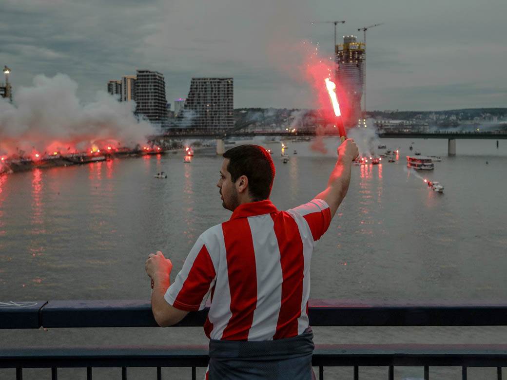 crvena zvezda navijači proslava titule bakljada vatromet reka kalemegdan