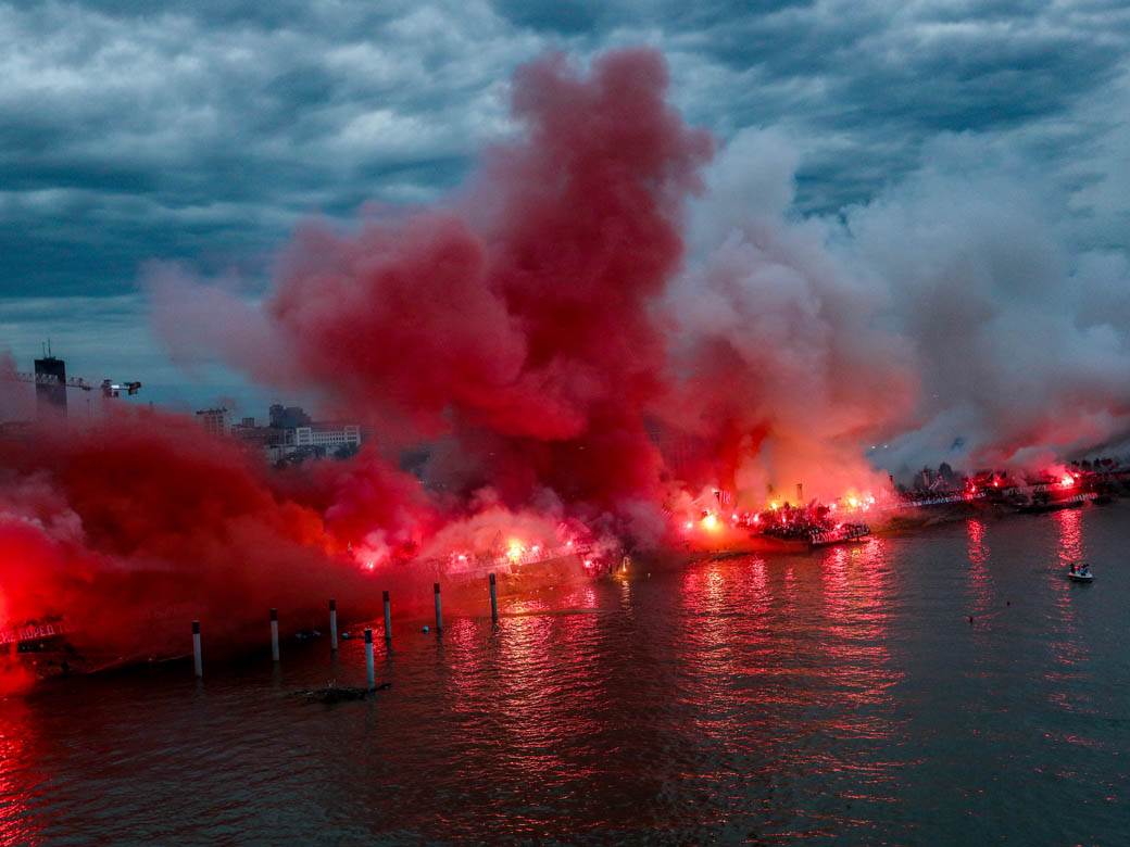 crvena zvezda navijači proslava titule bakljada vatromet reka kalemegdan