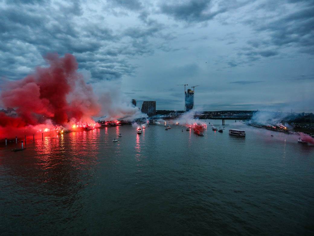crvena zvezda navijači proslava titule bakljada vatromet reka kalemegdan