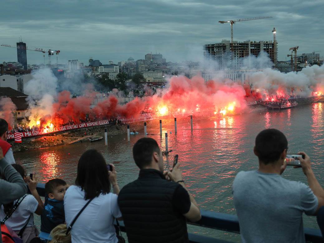 crvena zvezda navijači proslava titule bakljada vatromet reka kalemegdan