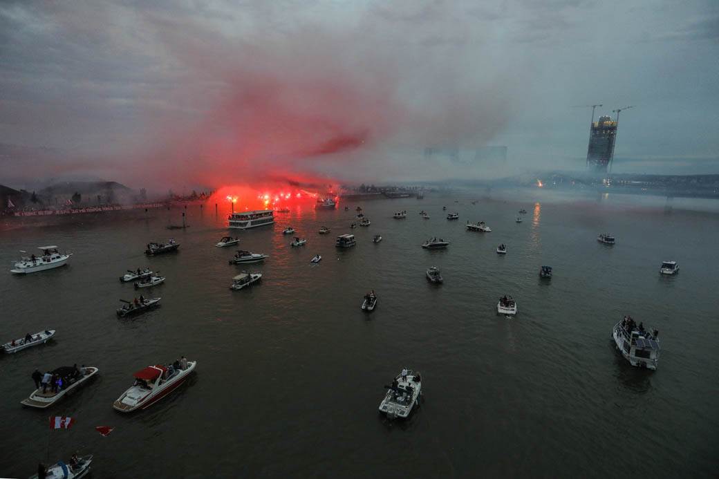 crvena zvezda navijači proslava titule bakljada vatromet reka kalemegdan
