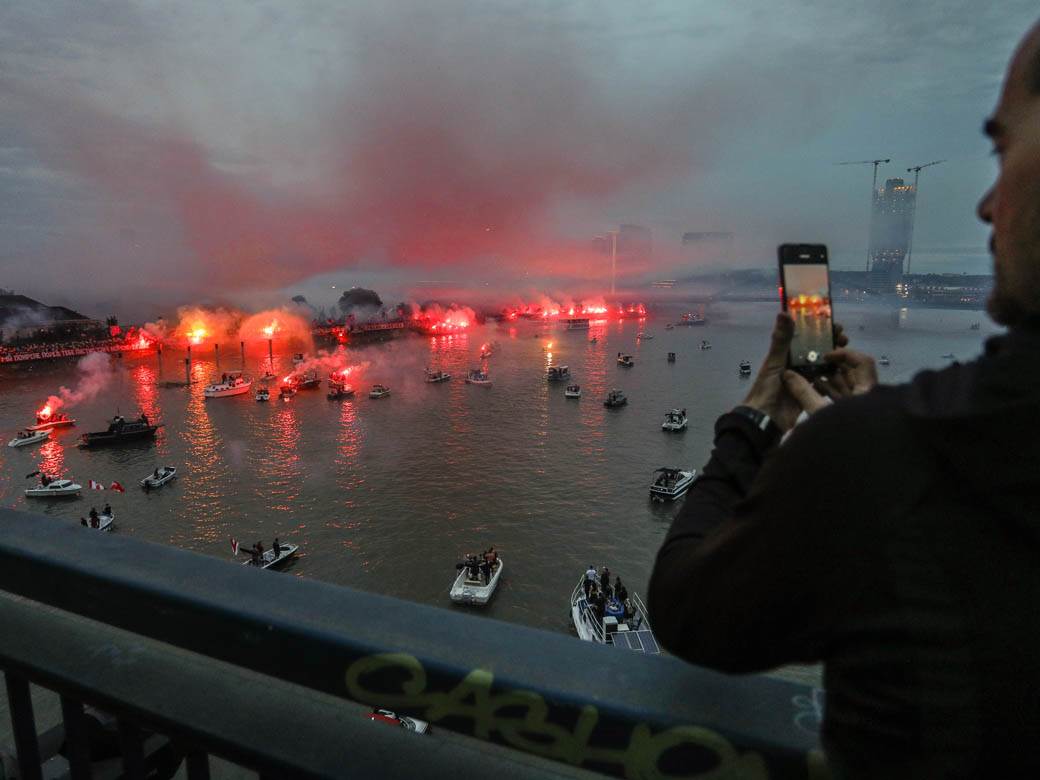 crvena zvezda navijači proslava titule bakljada vatromet reka kalemegdan