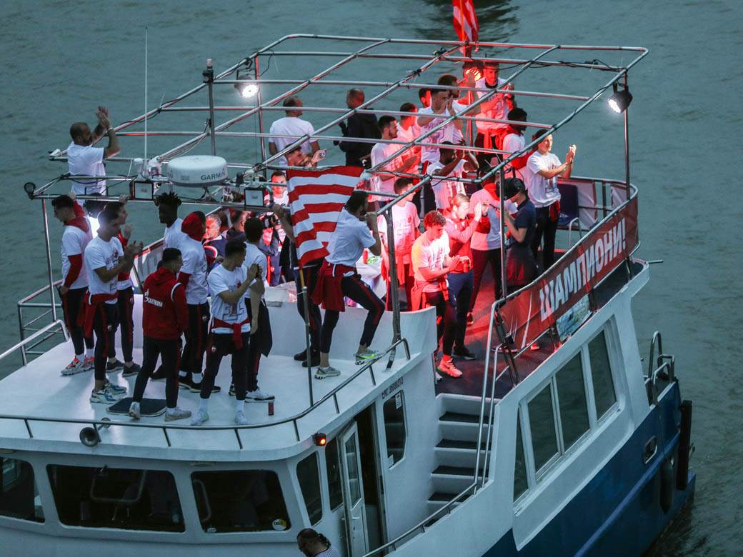 crvena zvezda navijači proslava titule bakljada vatromet reka kalemegdan