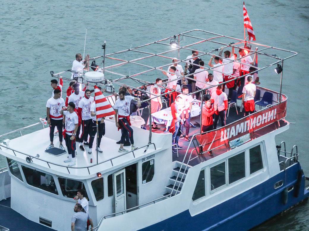 crvena zvezda navijači proslava titule bakljada vatromet reka kalemegdan