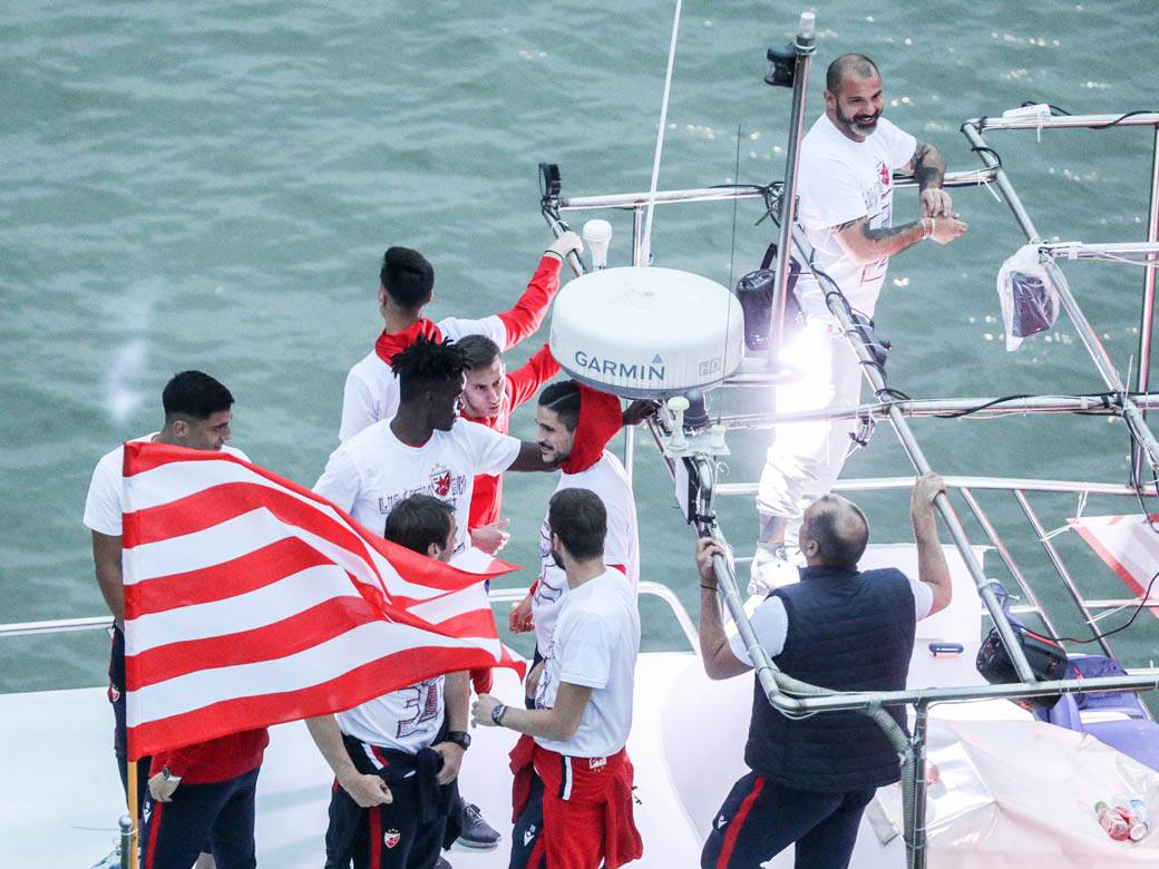 crvena zvezda navijači proslava titule bakljada vatromet reka kalemegdan