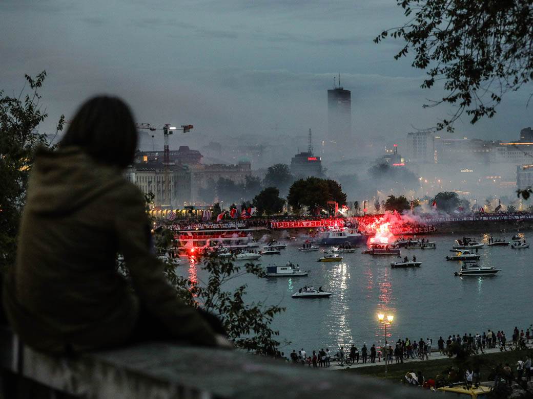 crvena zvezda navijači proslava titule bakljada vatromet reka kalemegdan