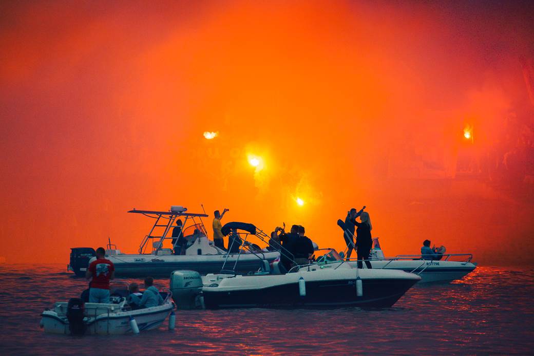 crvena zvezda navijači proslava titule bakljada vatromet reka kalemegdan