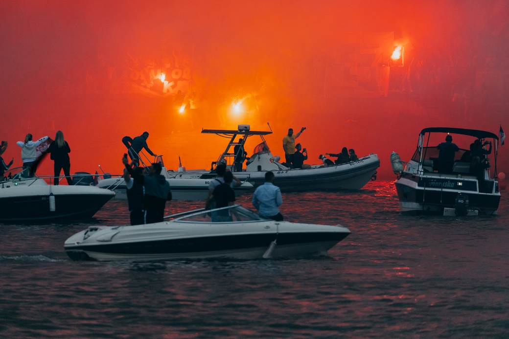 crvena zvezda navijači proslava titule bakljada vatromet reka kalemegdan