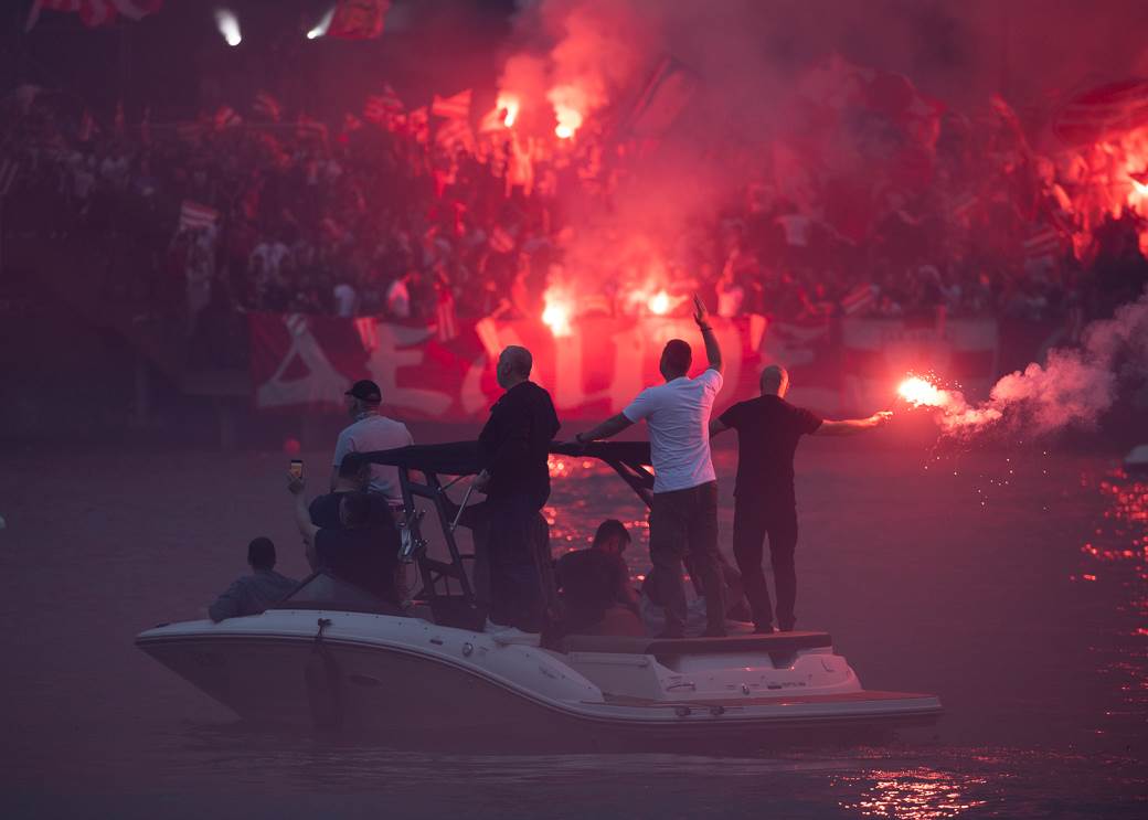 crvena zvezda navijači proslava titule bakljada vatromet reka kalemegdan