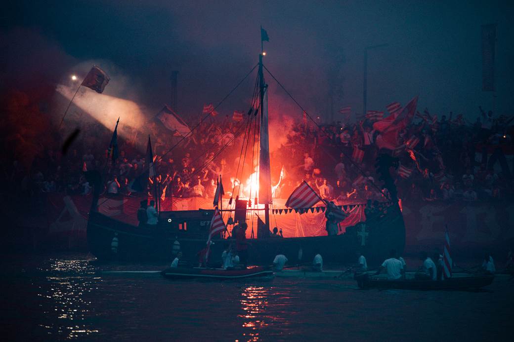 crvena zvezda navijači proslava titule bakljada vatromet reka kalemegdan