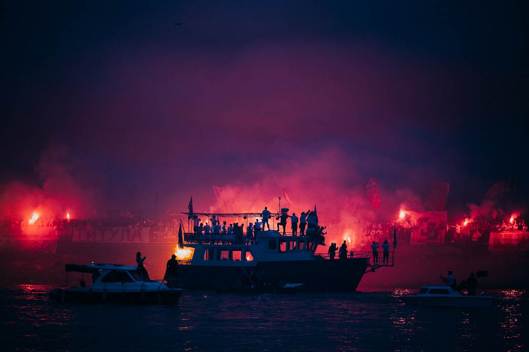 crvena zvezda navijači proslava titule bakljada vatromet reka kalemegdan