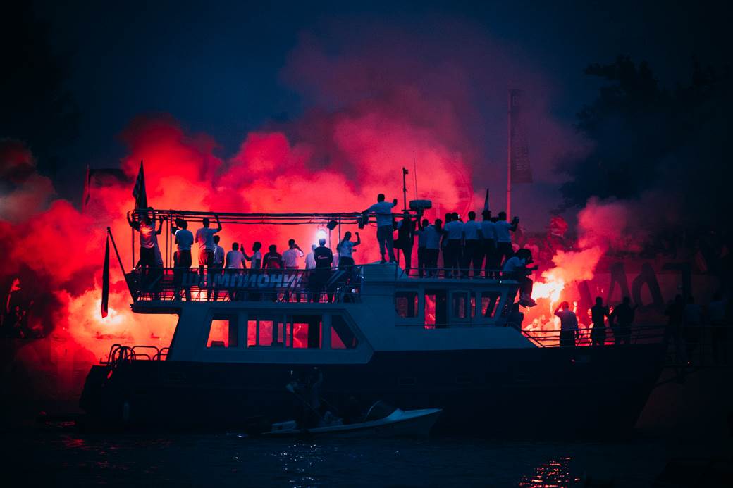 crvena zvezda navijači proslava titule bakljada vatromet reka kalemegdan