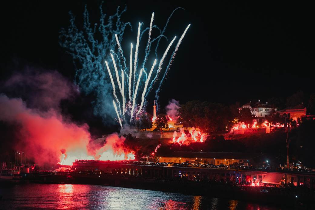 crvena zvezda navijači proslava titule bakljada vatromet reka kalemegdan