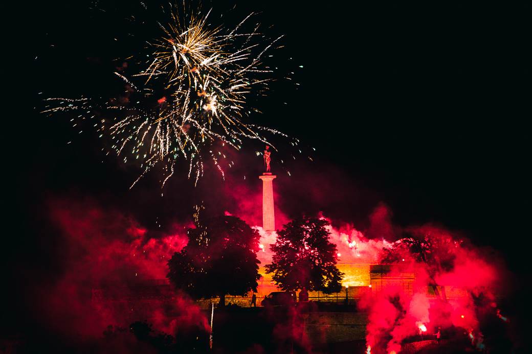 crvena zvezda navijači proslava titule bakljada vatromet reka kalemegdan