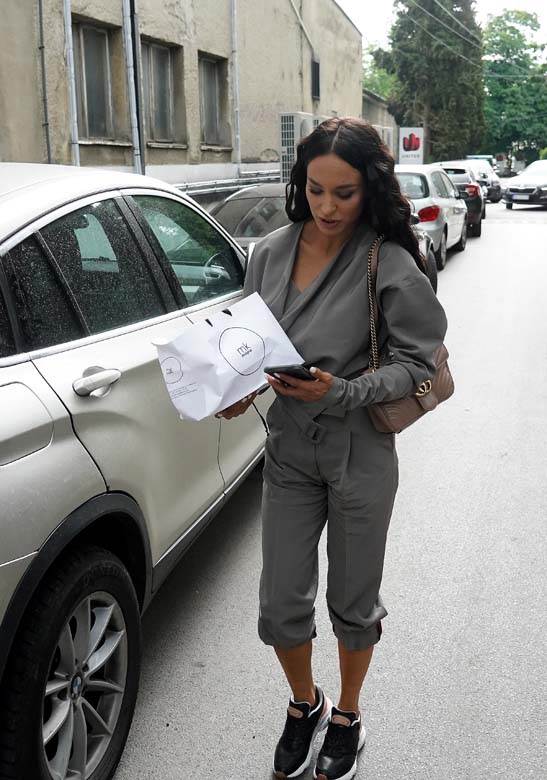 edita aradinovic gola u tus kabini 