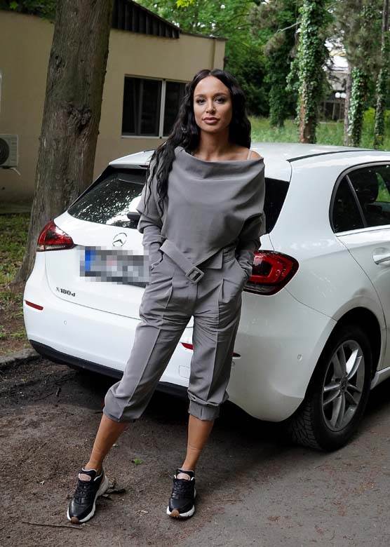 edita aradinovic gola u tus kabini 