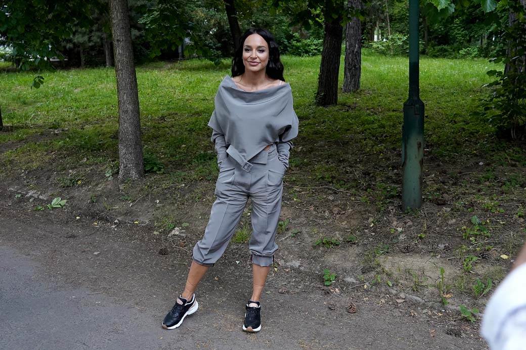 edita aradinovic gola u tus kabini 